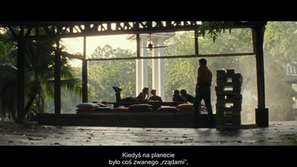 Globaliści uwarunkowują ludzi i instalują pomysł technokracji/transhumanizmu zastępującej demokrację w serialu Alien Earth (Vanguard, State street, Bl