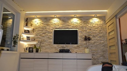 Ściana telewizyjna w kamieniu dekoracyjnym - ozdobnym z oświetleniem ledowym Tv Wand