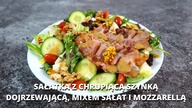 Łatwo, szybko i pysznie.  Sałatka z chrupiącą szynką dojrzewającą, mixem sałat i mozzarellą.