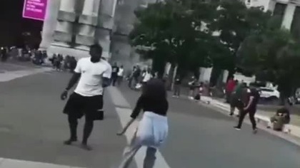 W Mediolanie we Włoszech afrykański migrant brutalnie pobił młodego Włocha na oczach jego dziewczyny  mp4 686x432