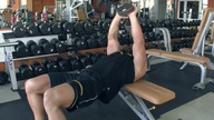 Trening na masę klatki piersiowej przenoszenie sztangielki nad głową