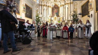 Cicha noc zagrana na skrzypcach przez Marysię Badorę i Antoninę Opolską.  6 stycznia 2026 r.