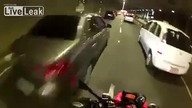 Szalona jazda motocyklisty po ulicach