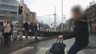 Potrącenie na przejściu  piesza wbiega na czerwonym świetle