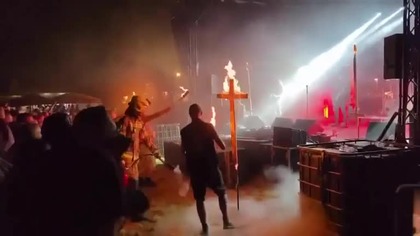 1590 Płonące krzyże na satanistycznym festiwalu (1)
