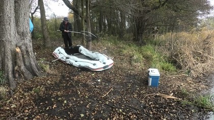 Na ryby z Markiem 311 - Pani jeziora mi uległa.  Cz.  1 - wodowanie pontonu.