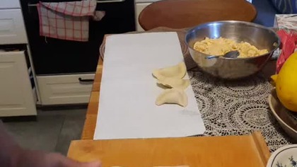 Emeryt robi pierogi