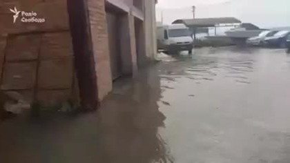 W Mikołajowie zalany dom poziom wody w całym akwenie Mikołajow wzr&oacute;sł o 77 cm.