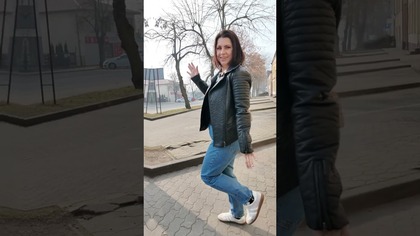 SŁYNNY SKOK PODCZAS PREZENTOWANIA OUTFITÓW