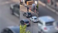 IMIGRANT SKACZE PO AUTACH W WARSZAWIE, A RZĄD JUŻ SZUKA MIEJSC NA NOCLEG DLA TYSIĘCY KOLEJNYCH !