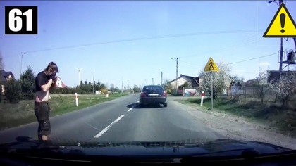 Kozak z forda dostaje gazem po oczach