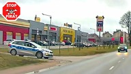 Policjant mierzy prędkość przez okno.  STOP PIRAT