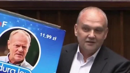 Proszę mi powiedzieć, kto to ściągnie?.  Prezerwatywy na Tuska w Sejmie #shorts