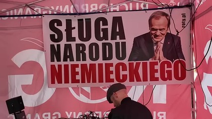Miasteczko Gniewu przed siedzibą Tuska