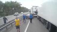 Drogowy cwaniak dostaje lekcję od tirowców