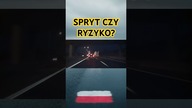 VW bokiem mija korek.  Spryt czy ryzyko?#droga #vw #ryzyko #kierowca #polscykierowcy #shorts