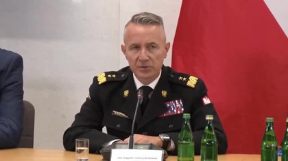 Były komendant PSP Andrzej Bartkowiak krytykuje działania na początku powodzi.  13 września zaangażowano