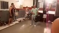 Jak zwykły człowiek zareaguje na kopnięcie zawodnika UFC