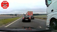 Dziadek w Golfie bawi się w szeryfa, ale trochę się przestraszył.  STOP PIRAT