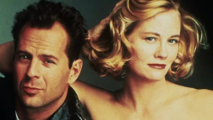 Film dokumentalny przedstawiający sylwetkę Brusa Willisa. Bruce Willis to jeden z największych hollywoodzkich idoli. Rozpoznawalny dzięki swojemu znakowi firmowemu. Przez ponad 40 lat on stworzył tak pokaźny dorobek, że nie można go łatwo zaszufladkować. Od komedii po filmy akcji, jego niekonwencjonalne wybory wywróciły do góry nogami zasady Hollywood. Motywowany wyzwaniami i ciekawością, Bruce Willis współpracował z najlepszymi reżyserami. Wielokrotnie był na szczycie popularności i zawsze potrafił się odnieść do krytyki i porażek. Wsławił się rolą Johna McClanea w Szklanej pułapce i Butcha w Pulp Fiction. Zagrał ponad sto pamiętnych ról. Przyczynił się do ewolucji kina akcji zdominowanego przez Stallonea i Schwarzeneggera. Dał szansę młodym filmowcom jak M. Night Shyamalan i Rian Johnson. Publiczność często uważała, że jest skończony, ale zawsze wracał na pierwszy plan.