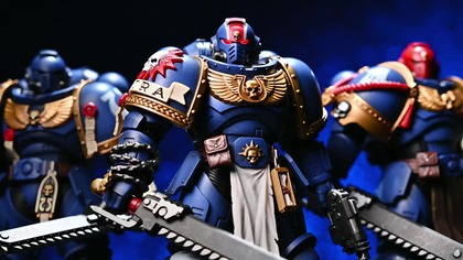 Figurki w skali 1 do 18. Bohaterowie Gry Space Marine 2. Członokwie drugiej kompanii Ultramarines: Porucznik Titus, Sierżant Gadriel i brat Chairon