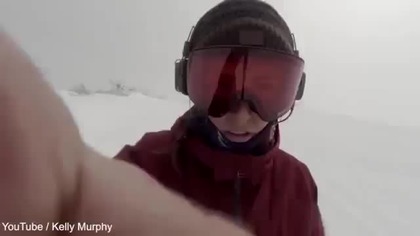 Niedźwiedź goni snowboardzistkę