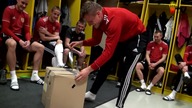 Dziwny prezent od koleg&oacute;w z drużyny