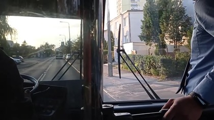 Sorry za to ruszanie telefonem ale lepiej nie mogłem się ustawić i żeby było dość dobrze widoczne musiałem tak robić, a że znowu zapomniałem wziąć kija do selfie to wyszło jak zwykle. Później był ostatni kurs na Morską i pojechałem nim do Ronda Jagiellonów. 28 września jest zakończenie sezonu z Bydgoskimi Klasykami Nocą więc nie wiem jak to dalej będzie pewnie wrzucę filmy na yt z czerwca lub maja lub nawet z kwietnia by zwolnić pamięć czy coś innego. Jeszcze muszę pójść na 53 i nagrać film w obie strony i raczej będę jechał Ikarusem #3831 ale oczywiście też będę jechał tym który przyjedzie także no.