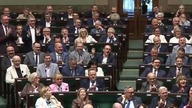 Szeroki uśmiech na twarzy prezesa.  Posłowie skandowali jego imię #shots
