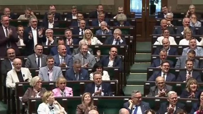 Szeroki uśmiech na twarzy prezesa.  Posłowie skandowali jego imię #shots