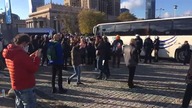 Pacyfikacja i gaz! Policja otacza kordonem na pikiecie antycovidowej.  Grzegorz Braun na posterunku
