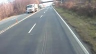 Ciężarówka zepchnęła Forda do rowu. Sprawca uciekł