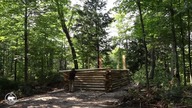Timelapse z budowy drewnianego domu w środku lasu