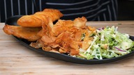 Chrupiąca ryba w cieście chruściaste chipsy i pyszne surówka / Oddaszfartucha