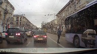 Autobus w Rosji potrącił mężczyznę zapatrzongo w telefon