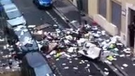 Wyrzucił co miał oknem na ulice