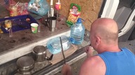 Granie na garnkach i butelkach dubstepu przez Polaka