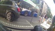Autobus przestawia źle zaparkowany pojazd