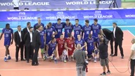 Rémi Gaillard na zdjęciu z reprezentacją Francji przed meczem Ligi Światowej