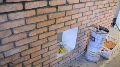 Cz2 ,Ściana z surowej cegy ,imitacja sciany z cegy bez tynku w bloku z betonu Kawalerka 31 m2