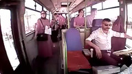 Kierowca autobusu otwiera drzwi w czasie jazdy +18