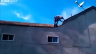 SALTO Z DACHU