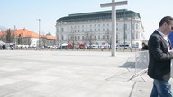 Bitwa o kawę.  - Równi i równiejsi 10 kwietnia 2018 na placu Piłsudskiego w Warszawie.