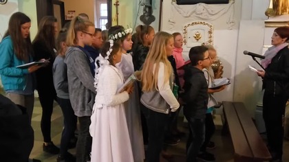 Schola Aniołki śpiewa w kościele parafialnym podczas uroczystości powitania krzyża trybunalskiego.