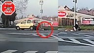 Dziecko wypada przez tylne drzwi w trakcie przejazdu na czerwonym świetle.  STOP PIRAT