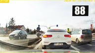 Kobieta zatrzymuje ruch, przepuszcza auta #Film Widza #88