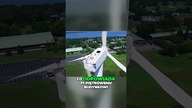 Mężczyzna opala się na wiatraku