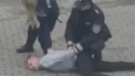 Policjantka przykłada pistolet do głowy
