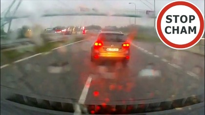Kierowca pojazdu Volkswagen ... zajeżdżał drogę , hamował i wymuszał. Droga publiczna to nie miejsce na takie zachowania , gdyż stworzyło to zagrożenie zarówno dla mnie jak i innych postronnych użytkowników tej drogi.

14.05.2025 obwodnica Marek na drogę numer 631 w kierunku Radzymina.