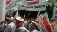 Solidarnościowcy z całego kraju tłoczą się pod Sejmem